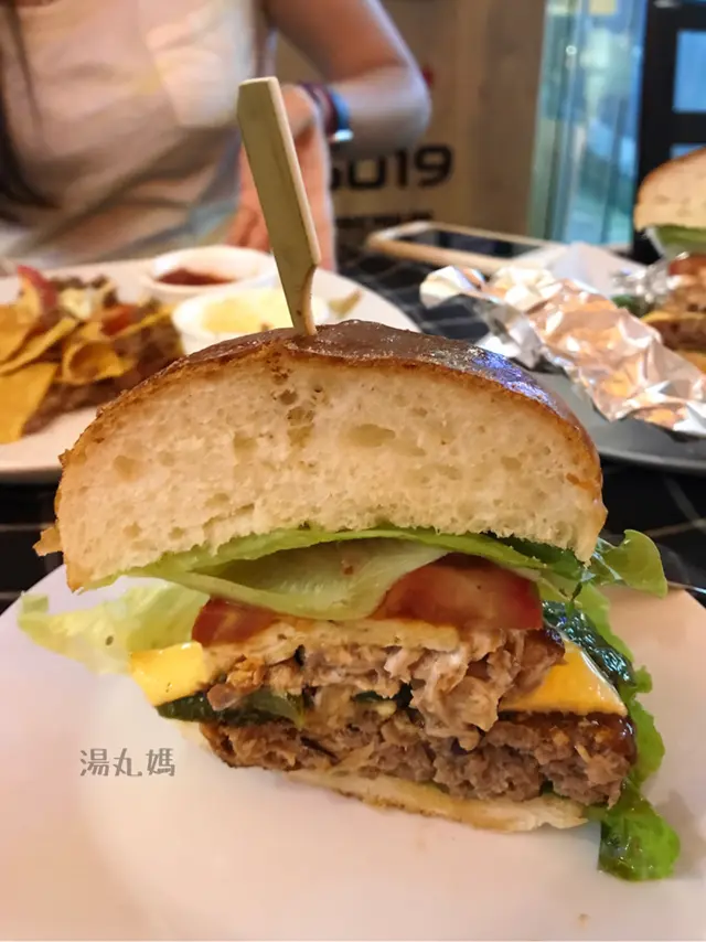 可以見到個漢堡包好厚好多料！