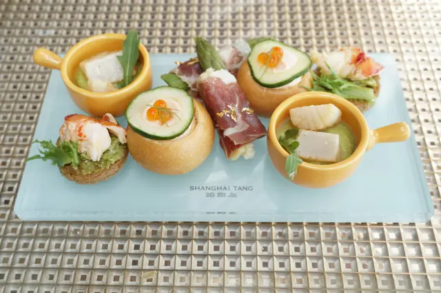 一輪拍照之後,還是先蓋上這貴氣漆盒,讓它光芒稍斂,然後向那咸點托盤進發。