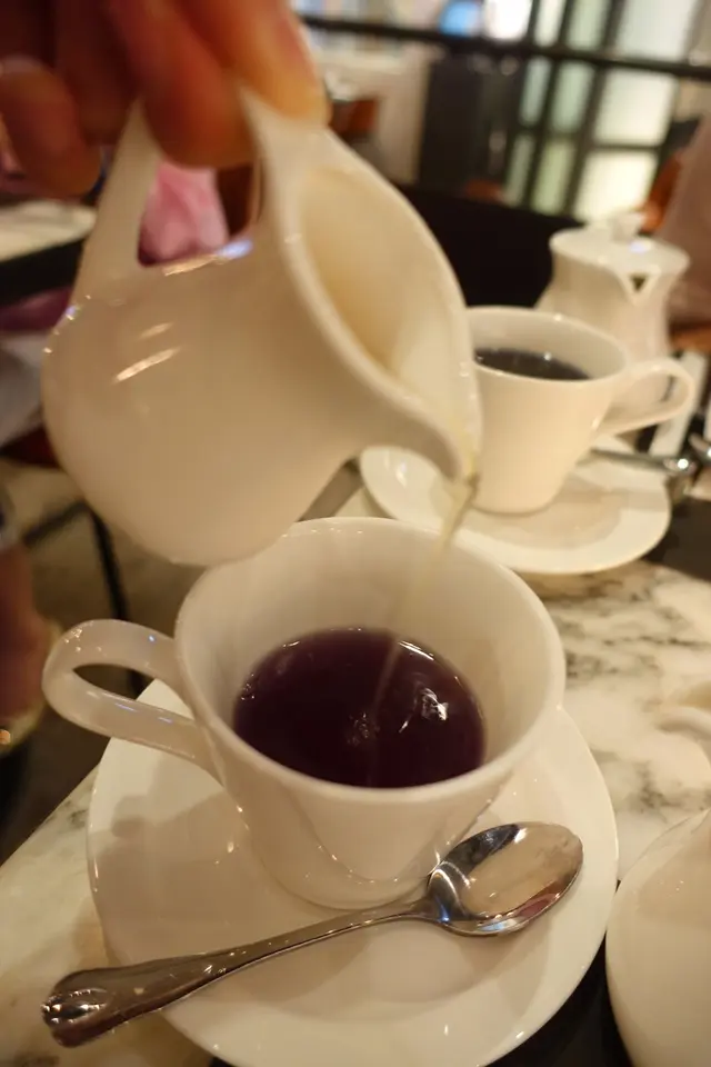 加入蜜糖後，出奇地變了紫藍色