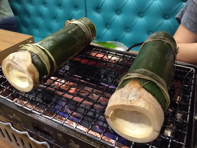 咸蛋冬菇臘腸竹筒飯