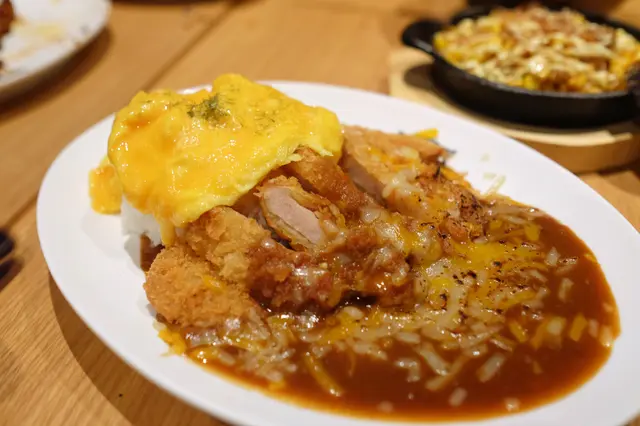 椒椒醒神老虎咖哩汁跟飯+招牌黑金豚+神級炒滑蛋+熱熔芝士