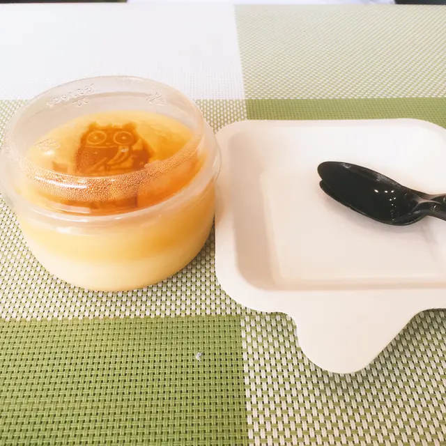 布丁燒正確吃法是將其倒轉,布丁在上,輕乳酪蛋糕在下,不消一會焦糖汁便會慢慢滲入蛋糕內。三種滋味進入味蕾。