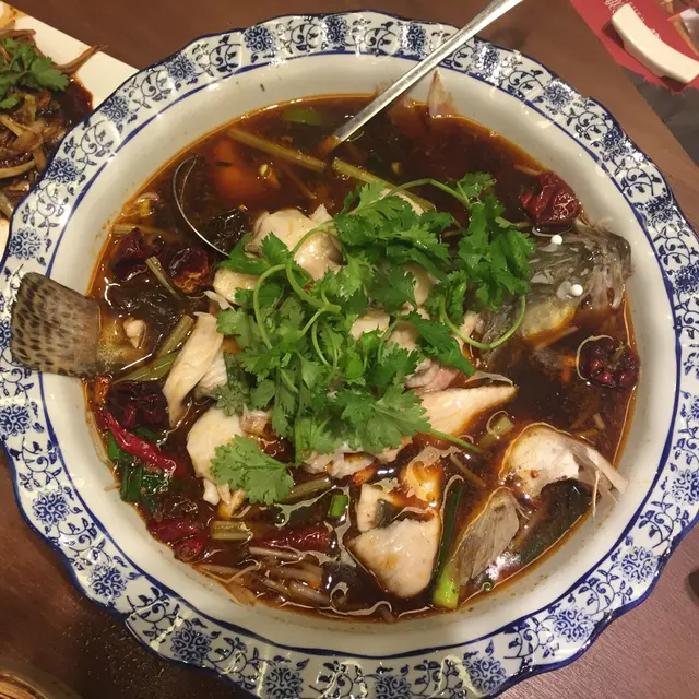 中意食辣既朋友呢個菜就岩啦，辣味好，少少麻，個魚煮得岩岩好，肉質鮮嫩，好滑，搞到我食完一片再一片。 