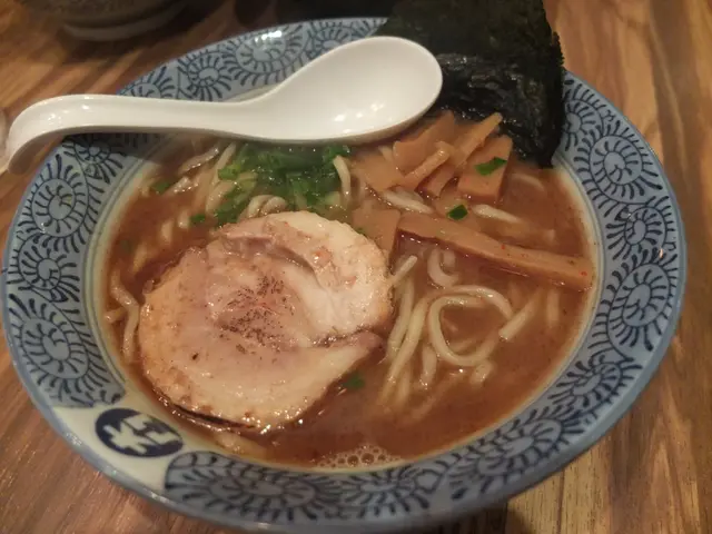 湯底，極度濃郁，配上麵食是ＯＫ，唔錯的，但絕不能飲晒。
麵質，唔似Ｘ籣果種，而係Ｎ年前果種拉麵（粗，爽口彃牙，但冇咩味果種）。湯同麵都夠熱！好彃牙！同Ｘ籣唔同ＳＴＹＬＥ，做得幾好！
叉燒得一片，偏肥，有肉香脂香，但連埋個濃湯，一片真是剛好。
紫菜未至於軟，但唔脆。
