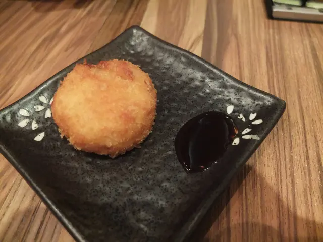 是波形薯餅，比想像中細件，比一口大少少，細碼雞蛋尺寸。
「忌廉」一字，應為小花名，找不到忌廉的ＦＥＥＬ。
但外脆內軟，收貨啦。
