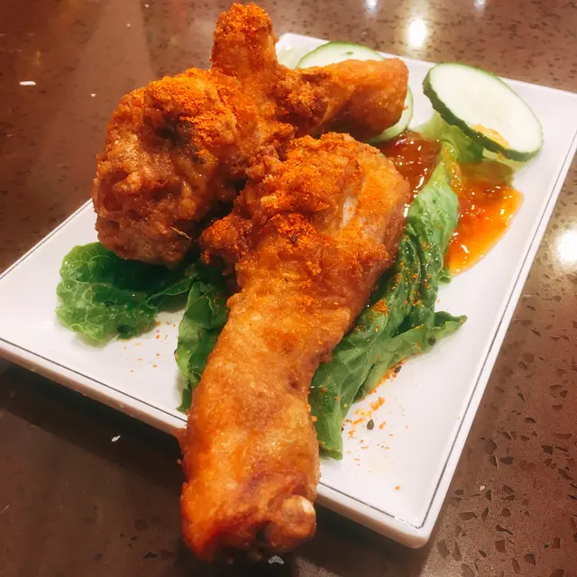 一拳鷄槌有如拳頭一樣巨大,灑了一點辣粉。味道不算太突出,脆炸程度只算中等,但勝在份量夠大、啖啖肉,吃起來很滿足!