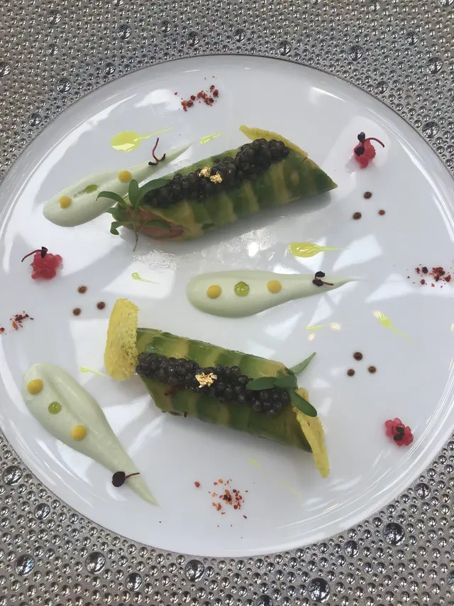 頭盤 - 蘇格蘭三文魚牛油果卷伴魚子醬