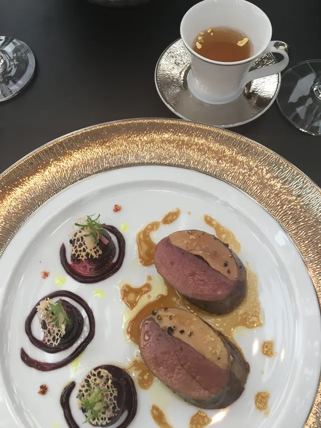 主菜 - 法式鴨胸鵝肝卷伴酒燴櫻桃