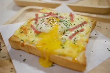 火腿溫泉蛋芝士多士