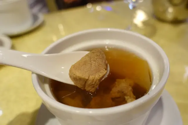 原盅燉哈密瓜螺頭黑毛豚肉湯