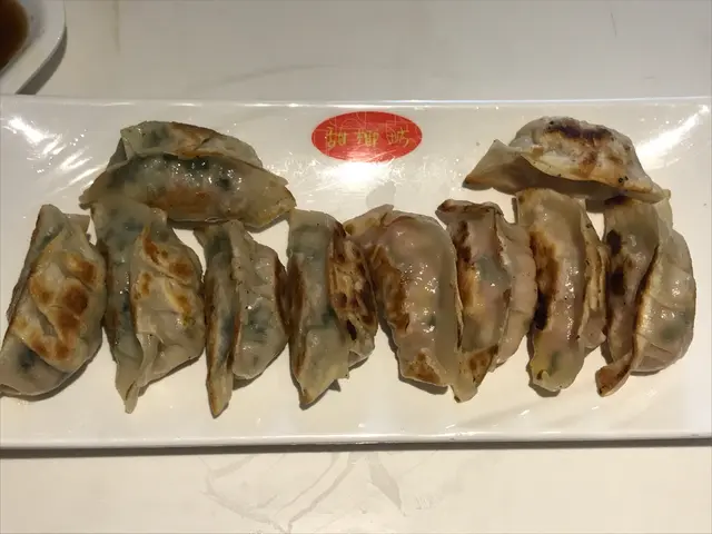 白菜豬肉煎餃併粟米豬肉煎餃