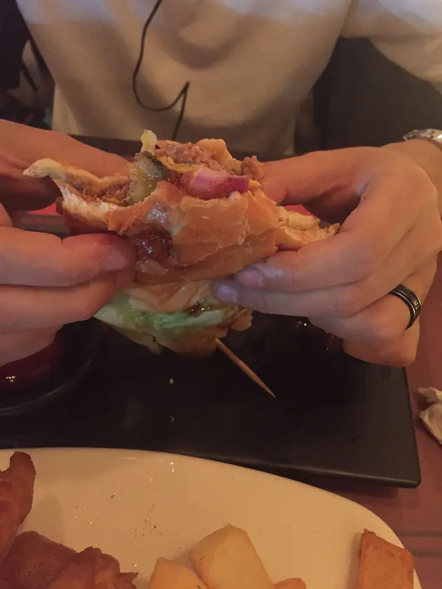 賣漢堡但同樣做得唔出色,個辣sauce係泰式甜辣醬味,仲要唔辣好稀呀!問你死味,老公一路食個漢堡係咁走樣,表示第一次食得咁狼狽,啲汁一路滴,你以為係牛肉汁啊?!其實係啲泰式甜辣醬,因為好稀所以滴曬出尼!唯一正常係個麵包,後來見到介紹先知老闆係做麵包的,但個人認為老闆味覺有問題,否則我地都唔會食到咁既質素食物,同埋1樣做得掂唔代表樣樣掂