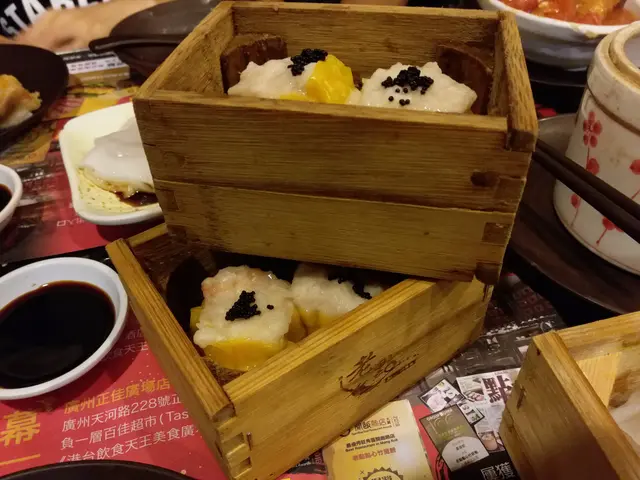 鹹香黑魚子燒賣