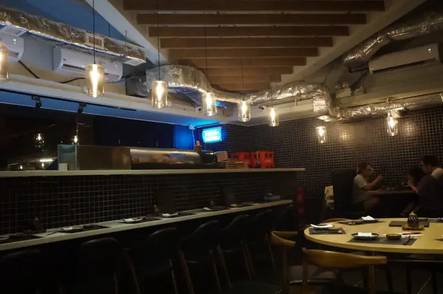 眼前有一壽司吧桌,部分壽司、刺身就由這邊的師傅製作,總算帶點風味。