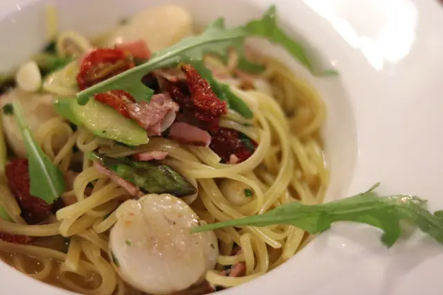 北海道鮮帶子煙肉露筍香辣蒜片汁扁意粉