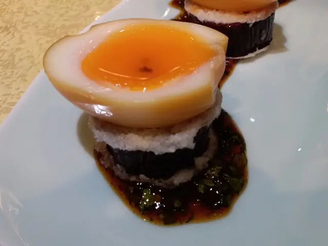 茶燻流心蛋伴黑魚子醬配厚切茄子