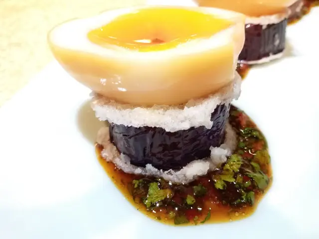 茶燻流心蛋伴黑魚子醬配厚切茄子