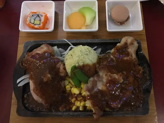 鐵板餐：雞扒+豬扒拼薯蓉