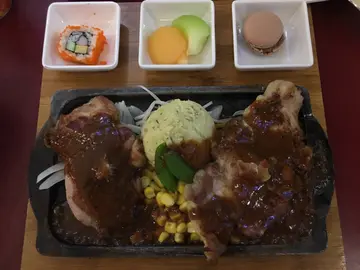 铁板餐：鸡扒+猪扒拼薯蓉