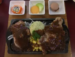 铁板餐：鸡扒+猪扒拼薯蓉