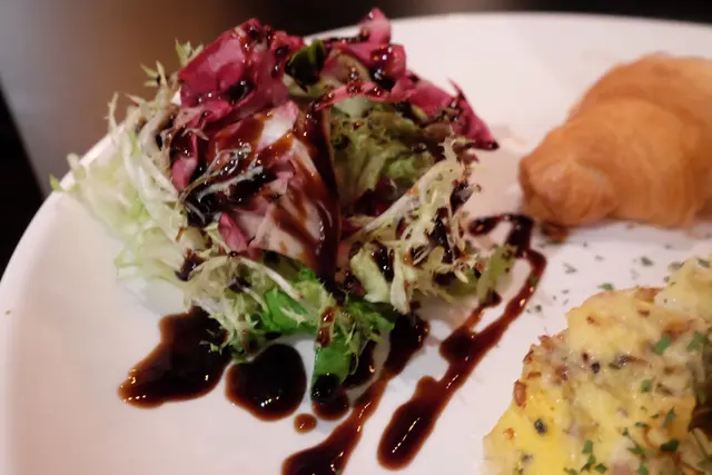 蟹肉洋蔥奄列配牛角包