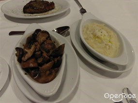 pan fried mushrooms, mashed potatoes - 尖沙咀的茹絲葵牛排餐廳