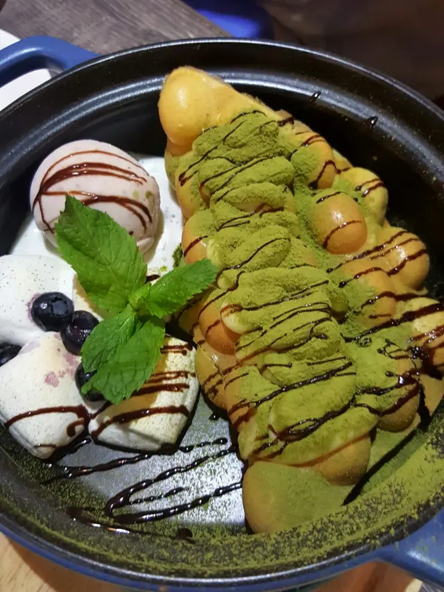 首先，無預到雞蛋仔會係脆（又真係唔脆架，哈）。
個鍋係暖左先上，個雪糕又唔係即溶架噃。旁邊D棉花糖變左用黎點雞蛋仔食