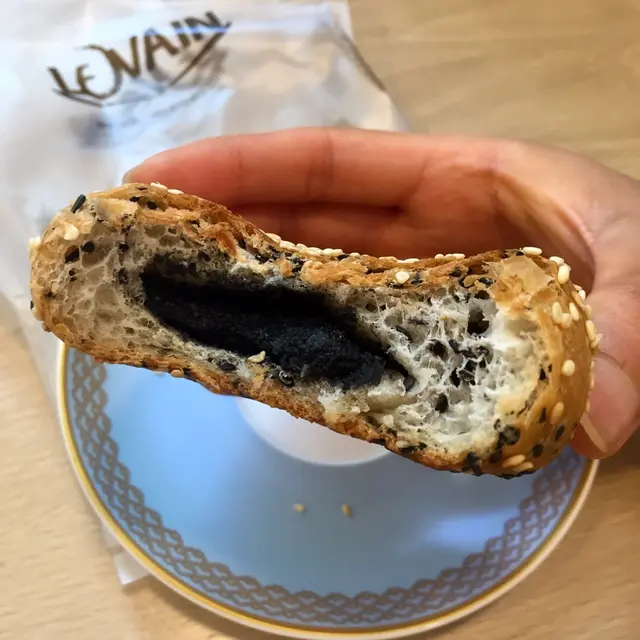 濃郁的黑芝麻涵~! 喜歡芝麻卷或上海大裝芝麻湯圓的朋友一定喜歡 : ) Rich and aptly sweet black sesame filling!