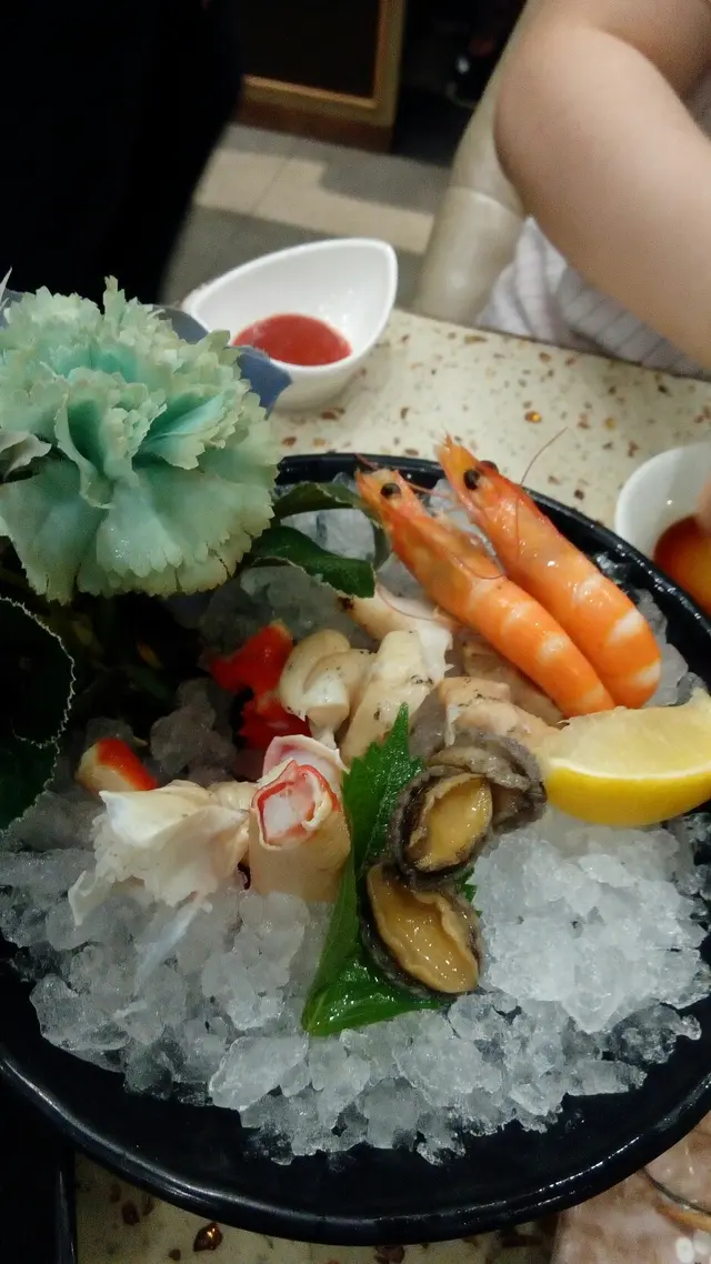 長腳蟹有鮮味的
鮑魚吾會咬吾開
蝦有鮮味肉身彈牙
但擺盤醜
