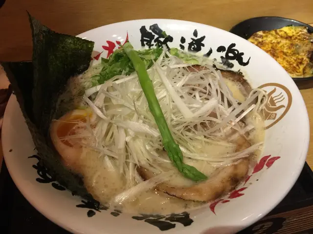 湯底感覺像是雞湯和豚骨湯的混合物，
湯身帶稠，而且同時散發着雞和豚骨的香味，味道竟非常匹配～