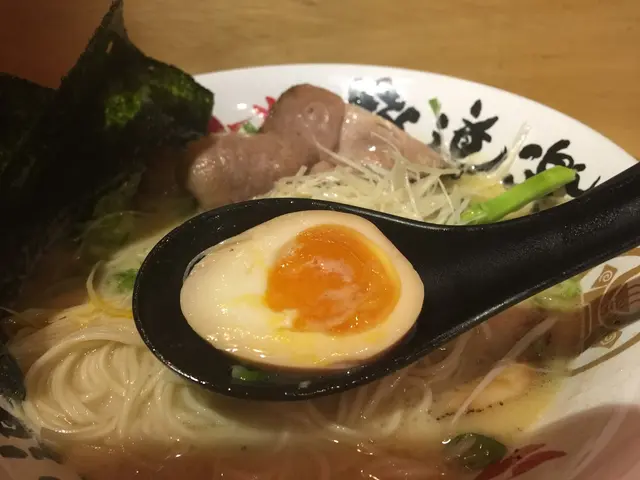 流心程度不高，
但勝在溏心蛋白醬油味濃，蛋黃咬下去微微黏口，蛋黃油香，好味道！😋