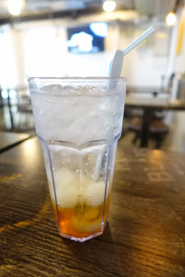 加入梳打水，就算叫少冰依然有不少冰，冰涼透心