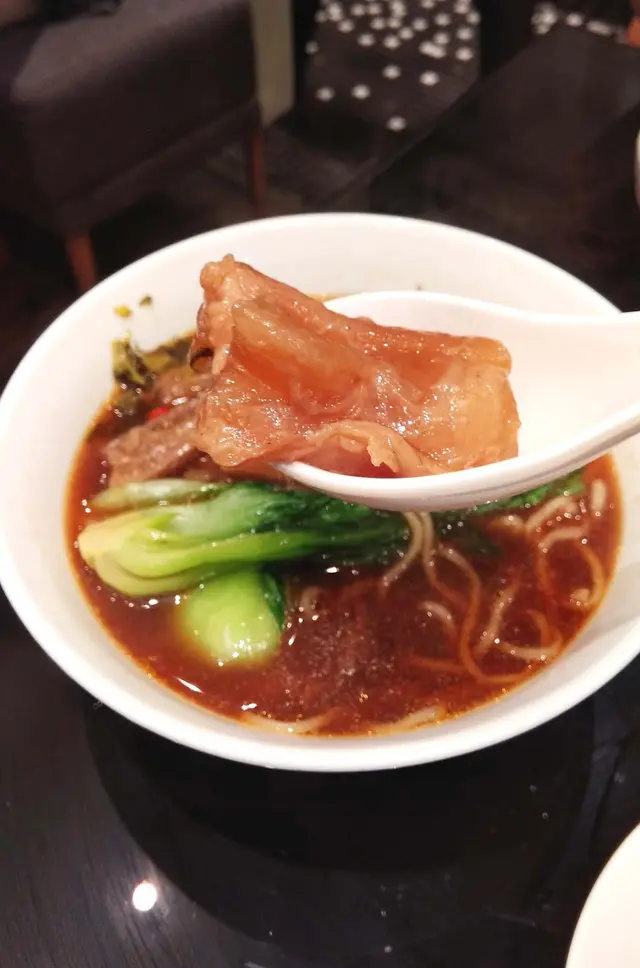 牛筋口感爽滑彈牙而非軟腍,入口帶嚼勁,滿口的膠質感