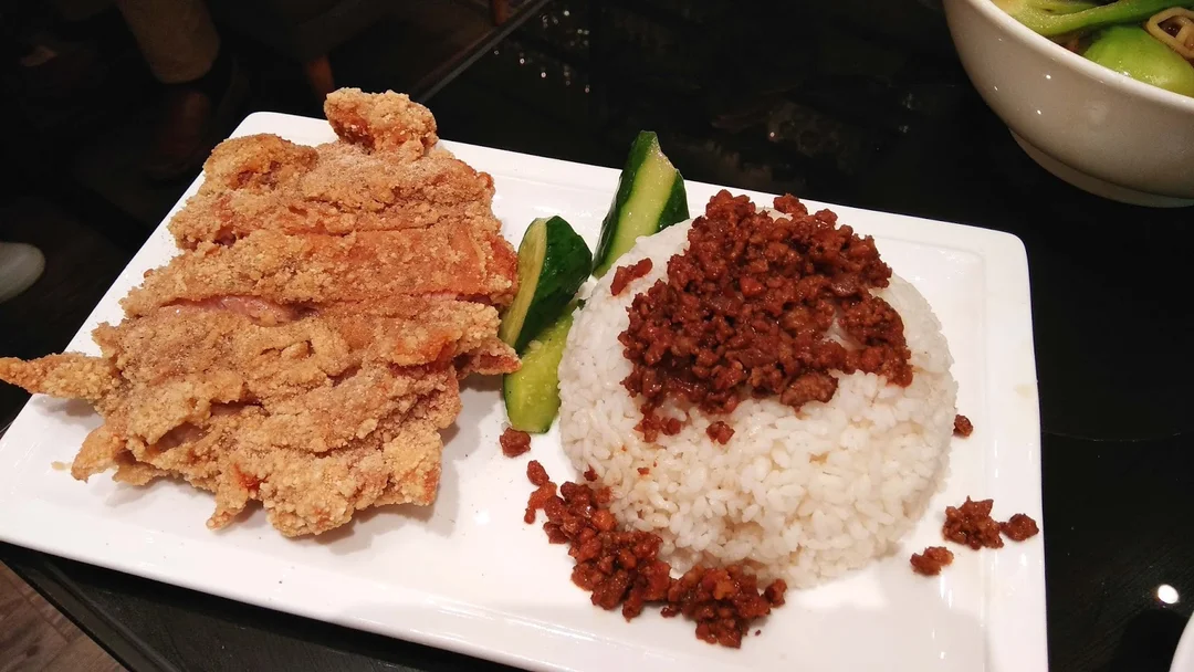 臺式肉燥鹽酥雞扒飯 - 香港元朗的小王牛肉麵 | openrice 香港開飯喇