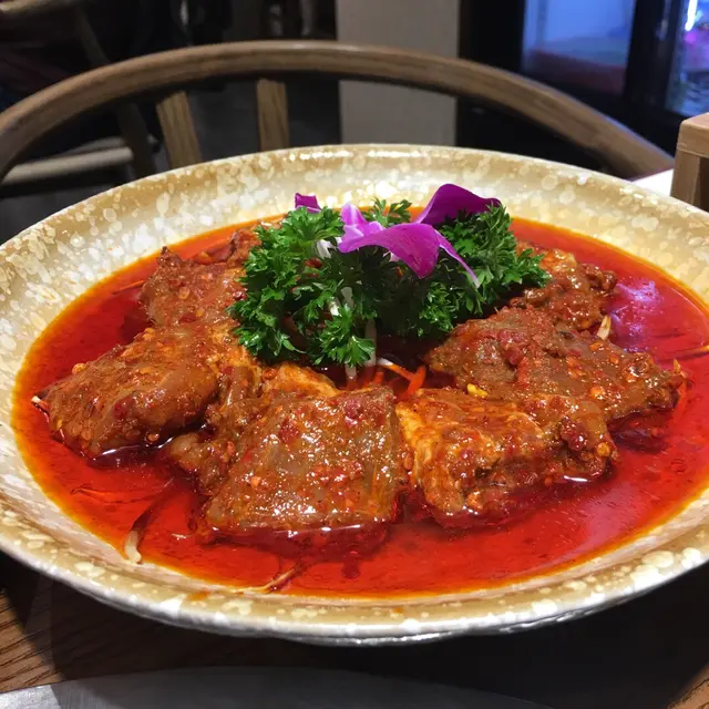 以秘製麻辣香料醃製後的顏色紅通誘人,食落軟腍肉香,離骨入味,從紅鍋打撈後更是雙重辣麻一起來!正🤗🤗