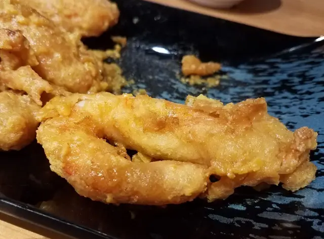 基圍蝦表面包了一層薄薄的脆漿,脆漿表面才是鹹蛋黃蓉煮成的醬汁。