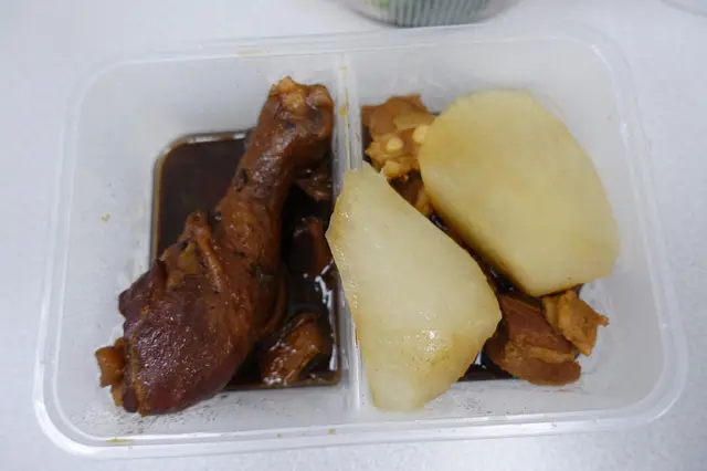 紅棗黑蒜香菇燜雞脾、秘製鹵排骨、蘿蔔