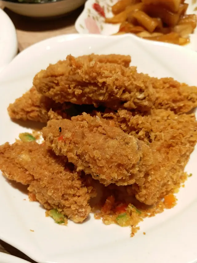 單骨雞翼，少許辣，有肉汁，不太乾，正