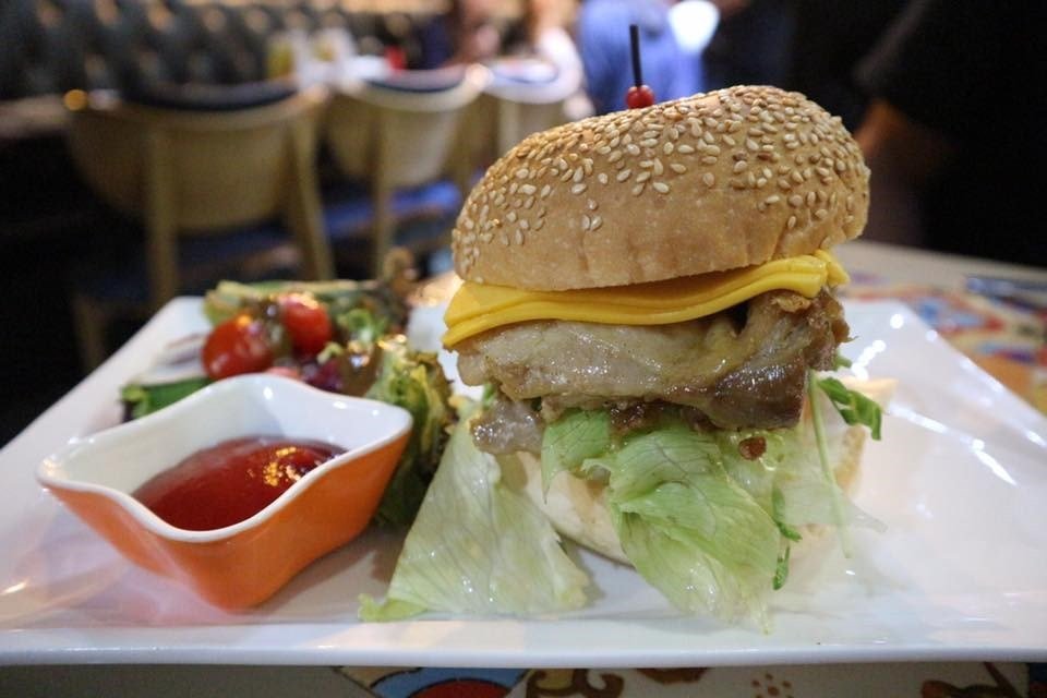 牛油果炭燒雞扒漢堡 - 香港佐敦的bigger burger cafe | openrice 香