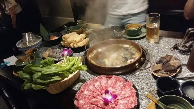 湯底唔錯， 好清甜 !  可以一直飲到尾。
丸都唔錯， 但d菜好似唔太新鮮。 