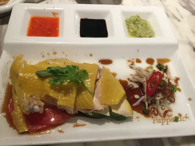 雞肉嫩滑得很，
即使是雞皮，也爽口而不膩，正！😋
餐廳一如傳統奉上三款醬汁：辣醬、甜豉油、薑蓉，
蘸上醬汁更是惹味呢！😌