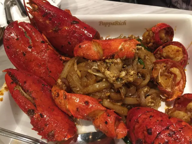 再配上炒得乾身不油膩，軟滑香口的河粉，
和香蔥、怡保芽菜、蛋花等配料，惹味得很！😋