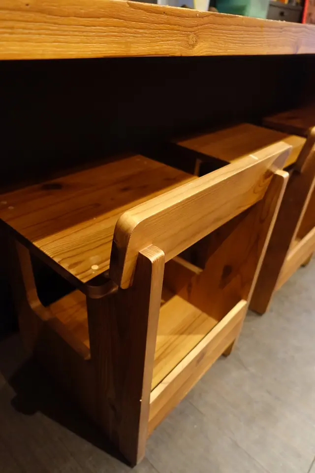 木椅下可擺放私人物品，方便進食！想得週到！