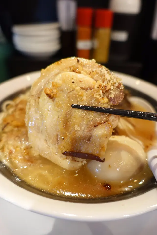 雞叉燒肉質鮮嫩柔軟，表面帶焦香，雞肉食落更香口