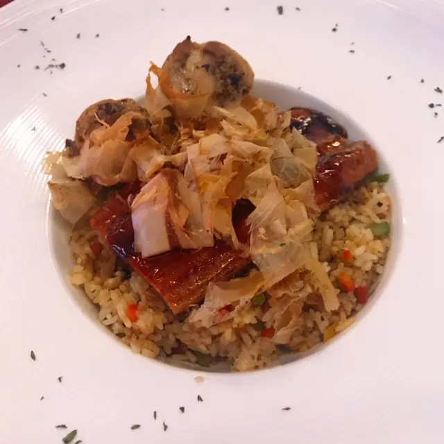 我跟老婆 非常喜歡品嘗 西式煮法 既抄飯 
單計 這個飯底 已經不馬虎 我不清楚 廚師放了什麼特別 調味料
但這種味道 已經香到不得了
加上 一大塊新鮮鰻魚 佢既汁 慢慢被抄飯吸收 真係不得了
最後 木魚的香味 和口感 
將3種原素結合 真係一試難忘
