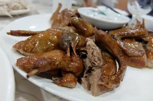 燒乳鴿, 不乾身, 有肉汁, 鴿頭鴿頸是送酒恩物.