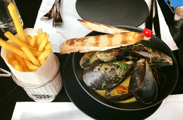 Mussels -saffron, garlic confit, French fries 個青口似係出面凍嘅煮熱咗，個汁都香幾好，比較稀身的，會無咁滯！個薯條就真係十分出色，炸到啱啱好，熱辣辣，鬆脆，不油不chewy, 仲要食晒其他嘢再食佢都仲脆！連唔多食薯條嘅我，都忍唔住食咗不少！