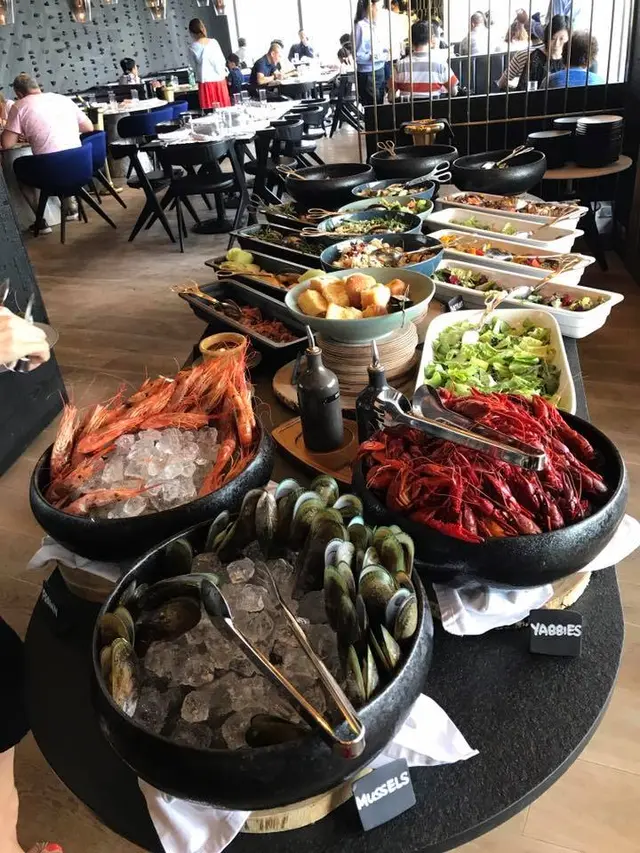 頭盤有大大隻的凍蝦，mussels同埋小龍蝦，蝦同小龍蝦都好多膏同鮮味，青口肉中size都ok。就算全部俾人夾晒，都會好快即refill，讚！