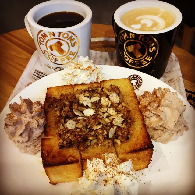 白色杯是蜂蜜咖啡，黑色杯是latte