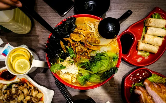 米線的份量極級多！湯底分了bb辣、小辣、中辣和大辣，是店主一家每天用新鮮炒辣椒煮成，香濃得來不會太油膩。